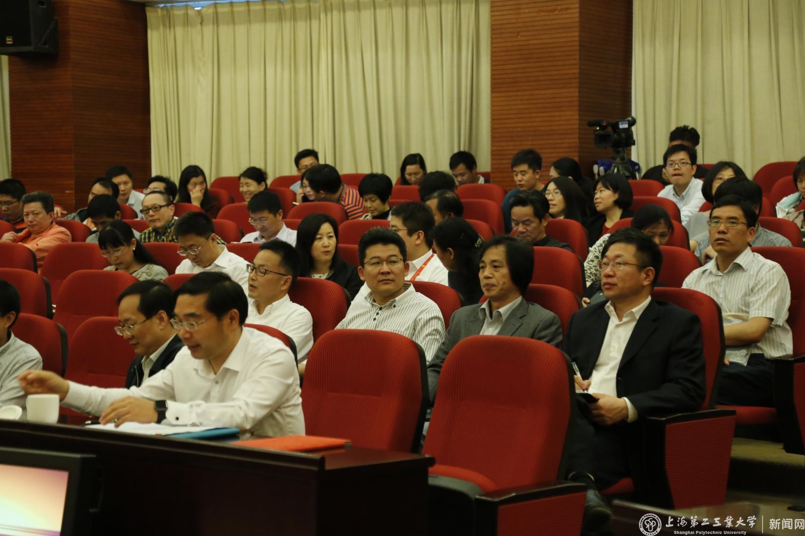 校党员领导干部、党员处级干部和党支部书记出席了会议