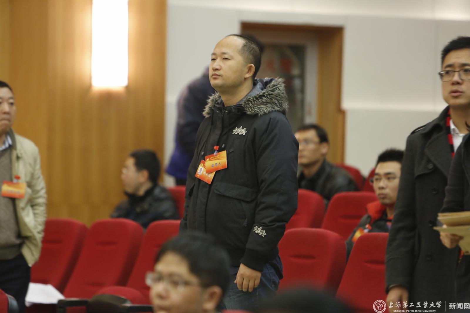 随后，代表们依次走向投票箱，行使民主权利，投下庄严的一票。