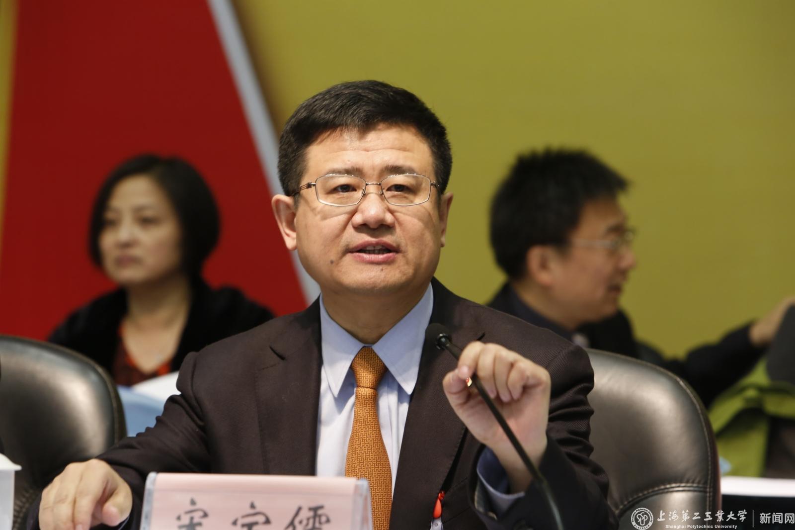 会议由宋宝儒同志主持