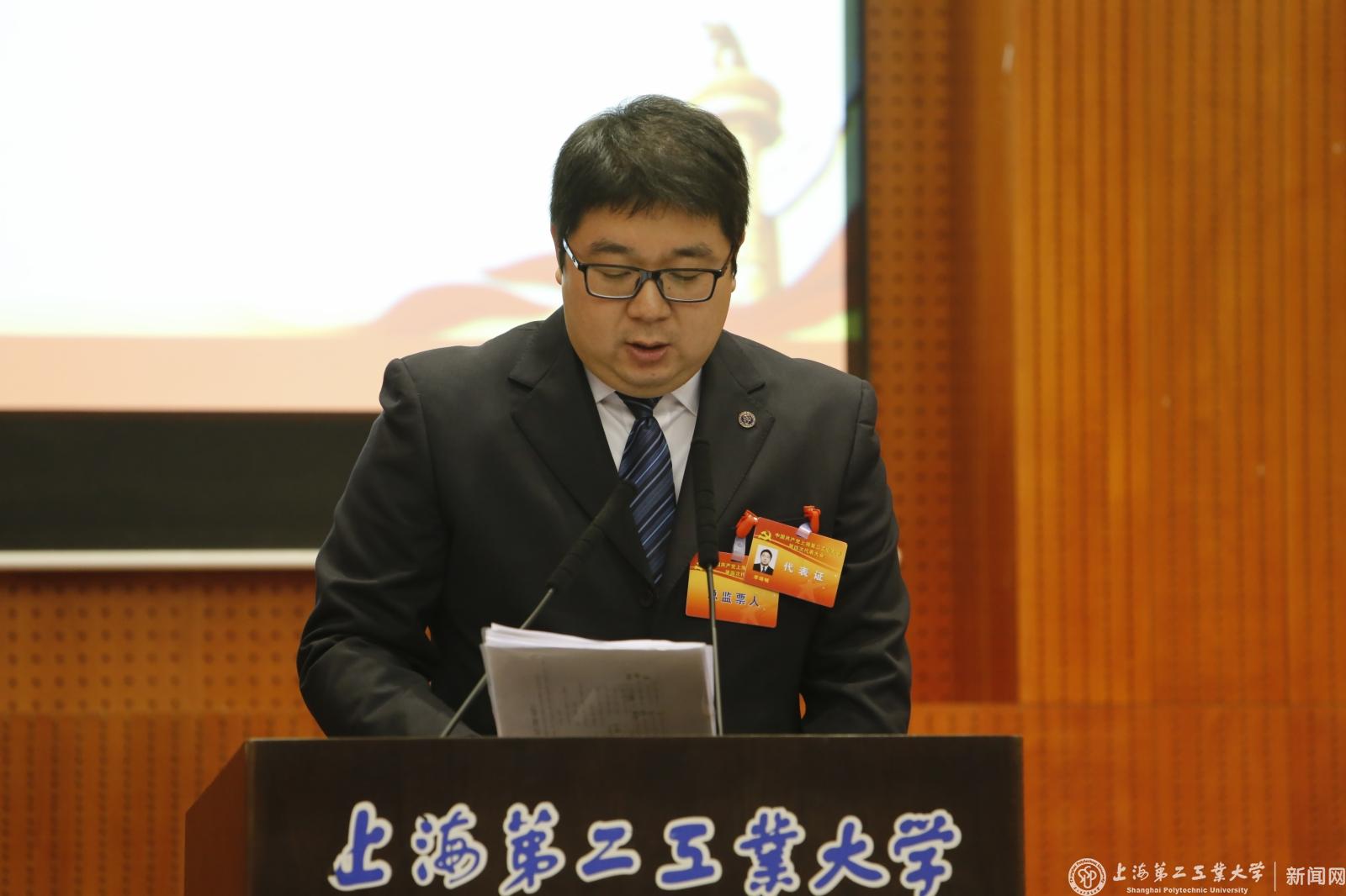 经过紧张的计票后，总监票人李琦明向大会报告候选人得票情况。
