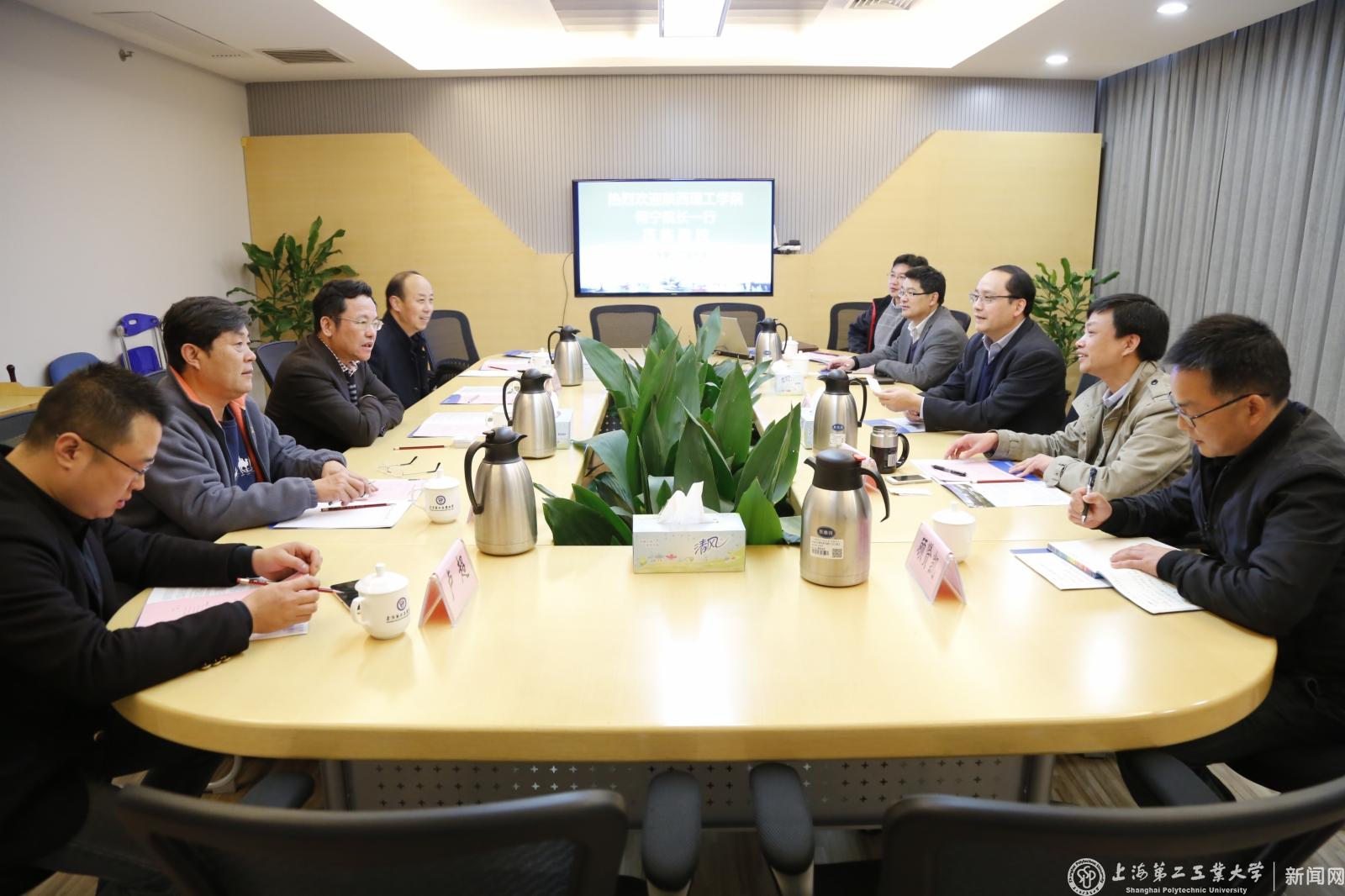 俞涛校长在1号楼912会议室会见了何宁一行，谢华清副校长向客人介绍了我校的办学情况。
