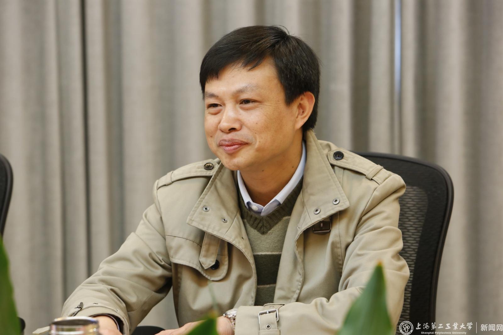 座谈中，谢华清向客人介绍了二工大的办学历史、办学定位、学科专业建设、人才培养等情况，重点就我校近年来在教育教学、人才培养模式创新和客人感兴趣的师生创新创业教育方面的做法和成效作了交流。