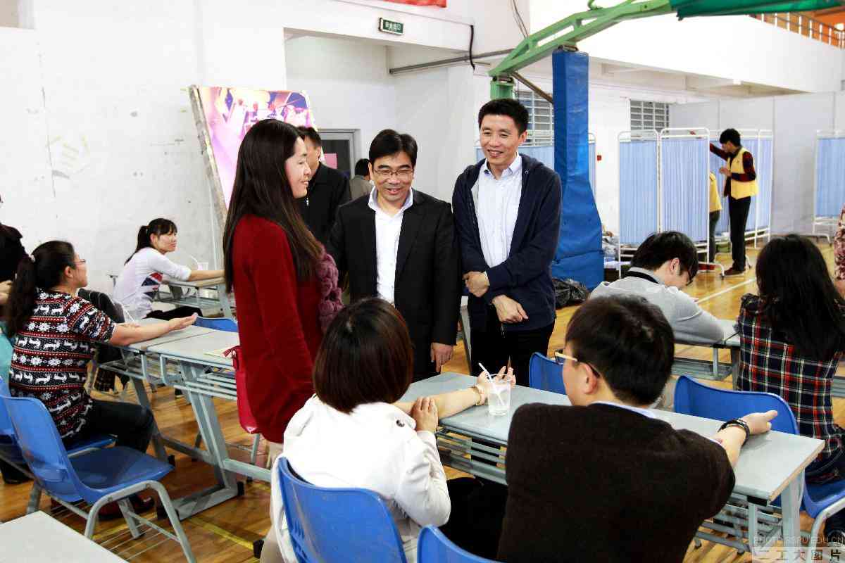 吴沛东副书记看望无偿献血的老师们