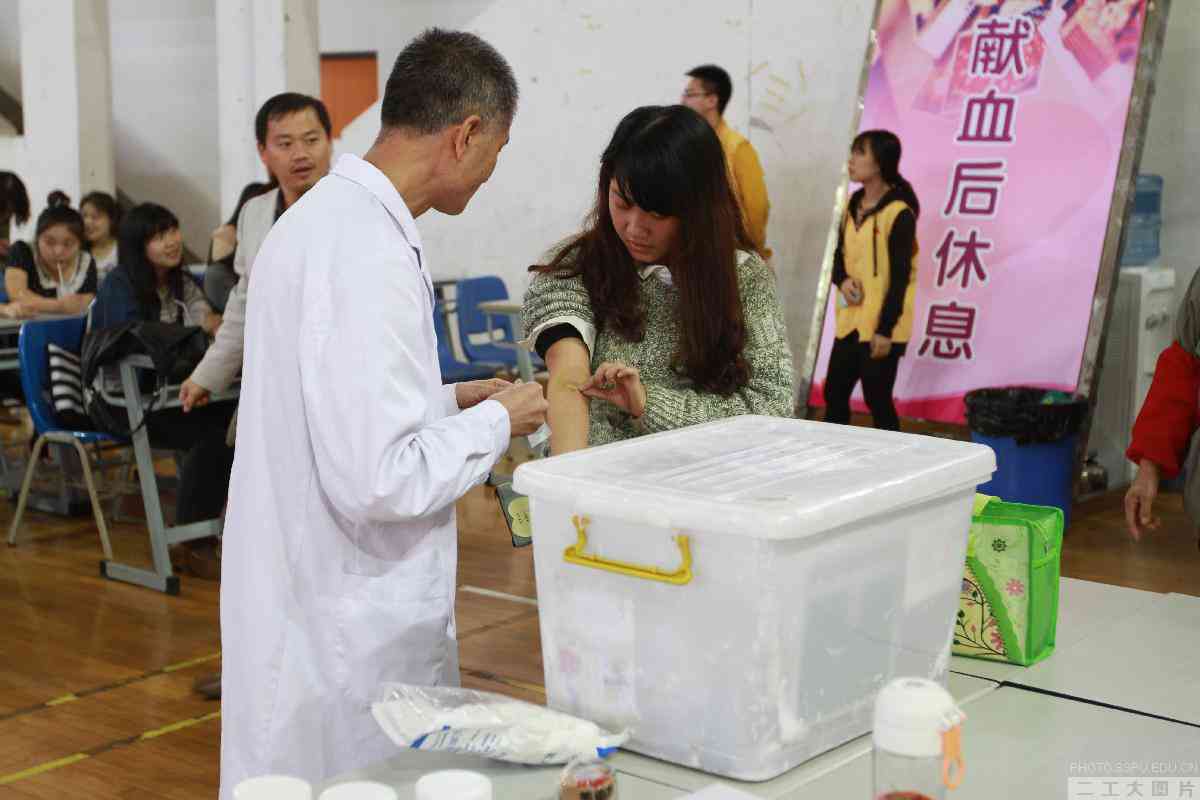 医务人员细心照料，反复叮嘱献血后须知