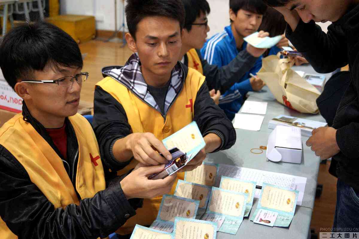 志愿者向无偿献血师生发证