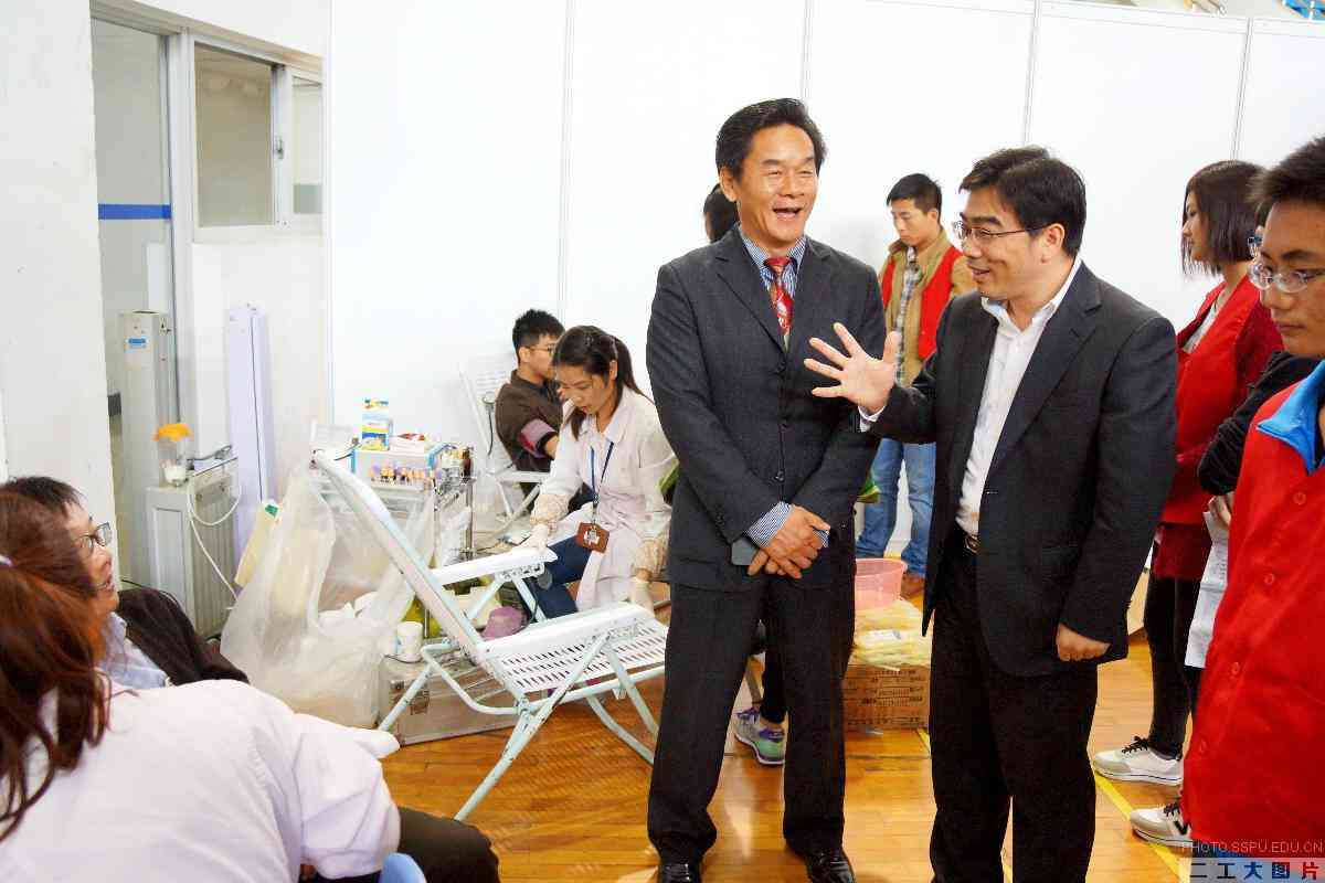 吴沛东副书记慰问无偿献血的师生们
