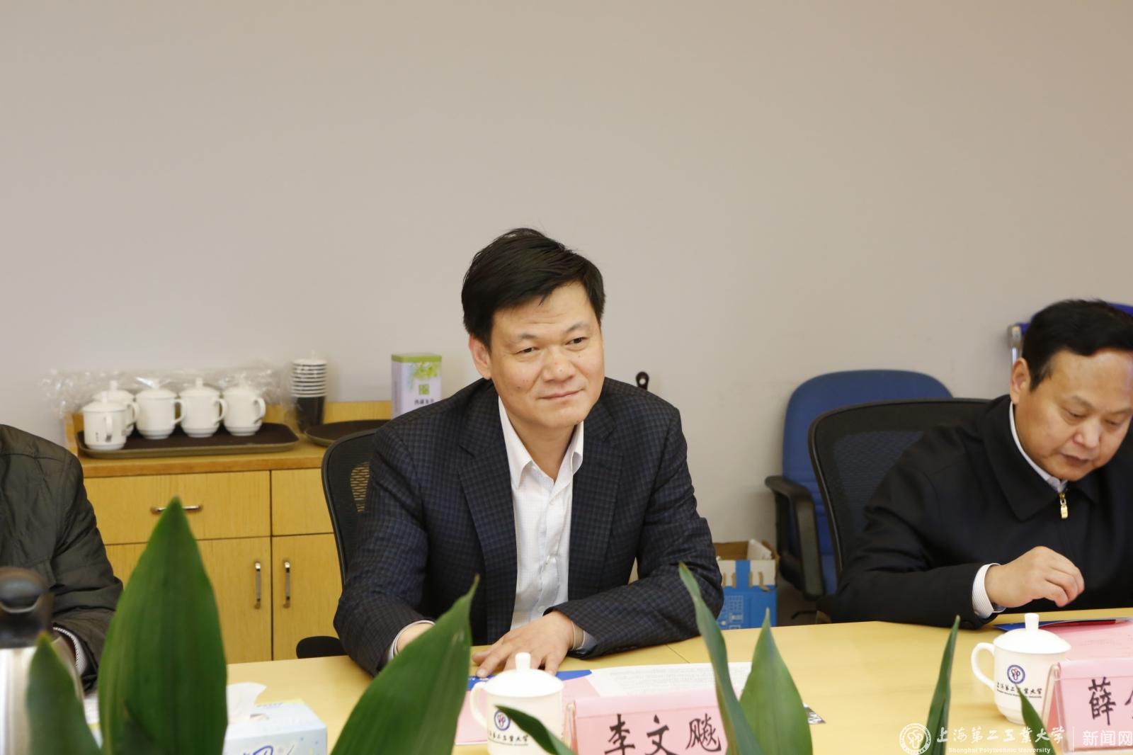 李文飚感谢二工大的热情接待。他说，姜堰地处苏北，机械电子、纺织服装、医药、旅游等是主要产业。在谋划新一轮经济社会发展，特别是产业转型升级过程中亟需得到高校、科研机构的智力、技术支持，二工大的学科专业方向和在应用研究、科技创新领域的优势正是地方经济发展可利用的良好资源。