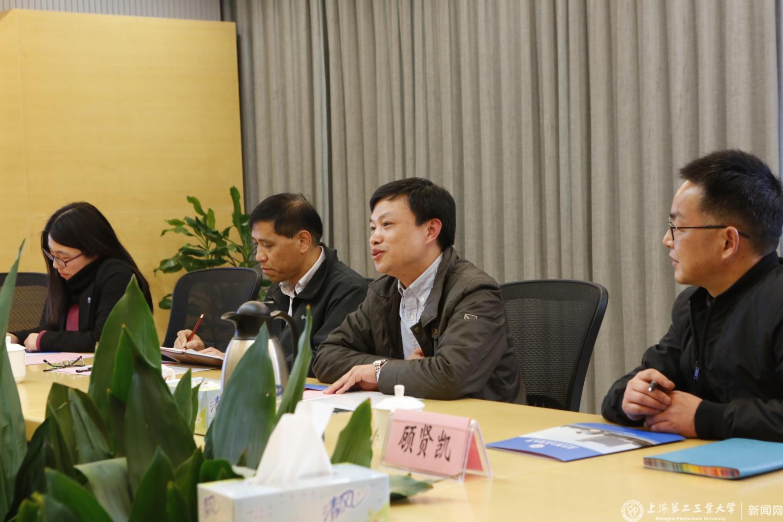 谢华清副校长在1号楼912室会见了李文飚一行，双方就区校合作事宜进行了商讨交流。