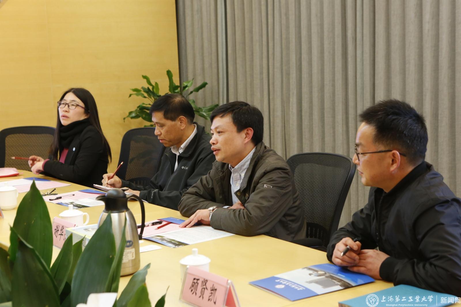 谢华清表示，注重与地方政府和行业、企业的合作，利用学校在学科、科研和人才方面的优势积极服务地方经济社会发展是学校的优良传统。
