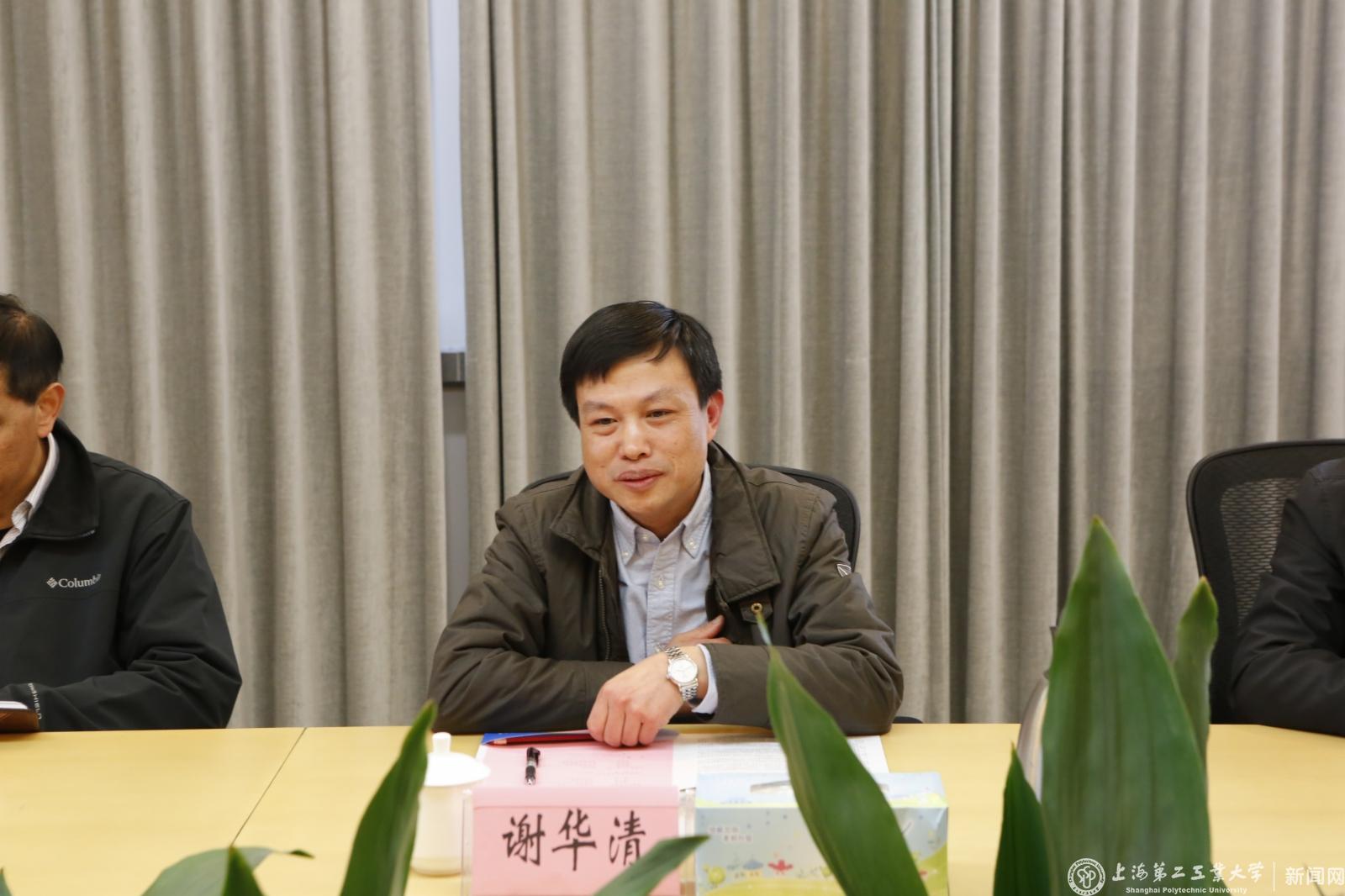 谢华清向客人介绍了二工大的办学历史、办学定位和近年来在学科专业建设、应用型人才培养方面的改革情况及取得的阶段性成效。