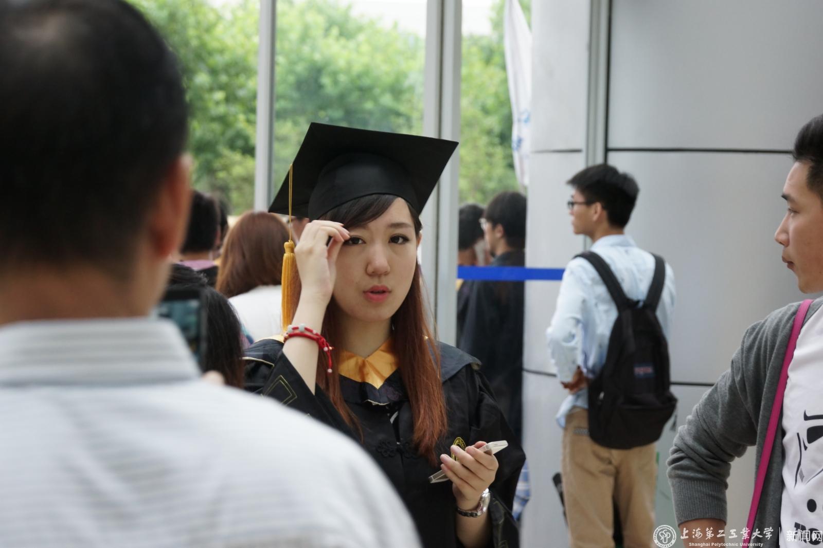 会场外，同学们开始入场