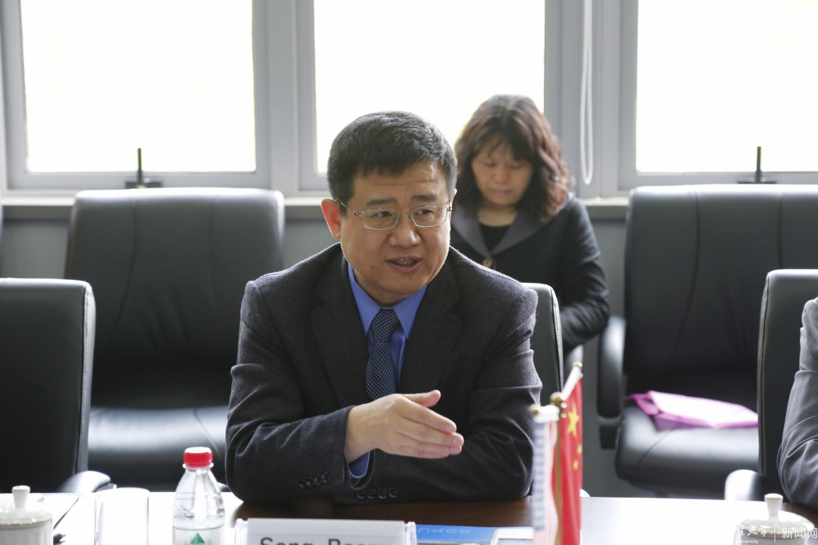 他对劳瑞德集团注重理论与实践相结合的国际化人才教育理念表示赞赏