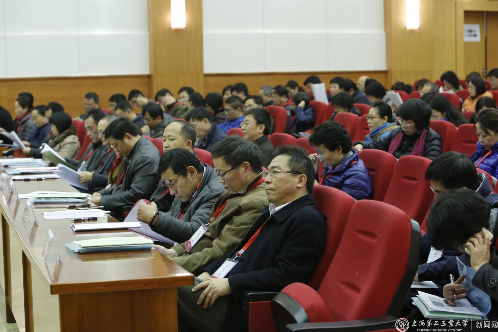 会场内洋溢着喜庆的气氛，108位正式代表、45余位列席代表和特邀代表相聚一堂，共议学校改革和发展。