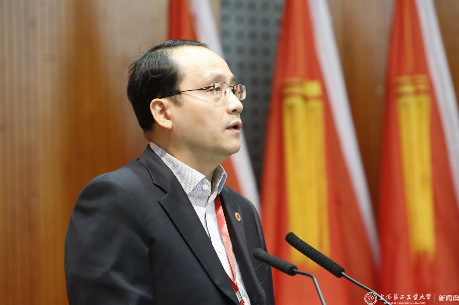听取和审议俞涛校长作的行政工作报告