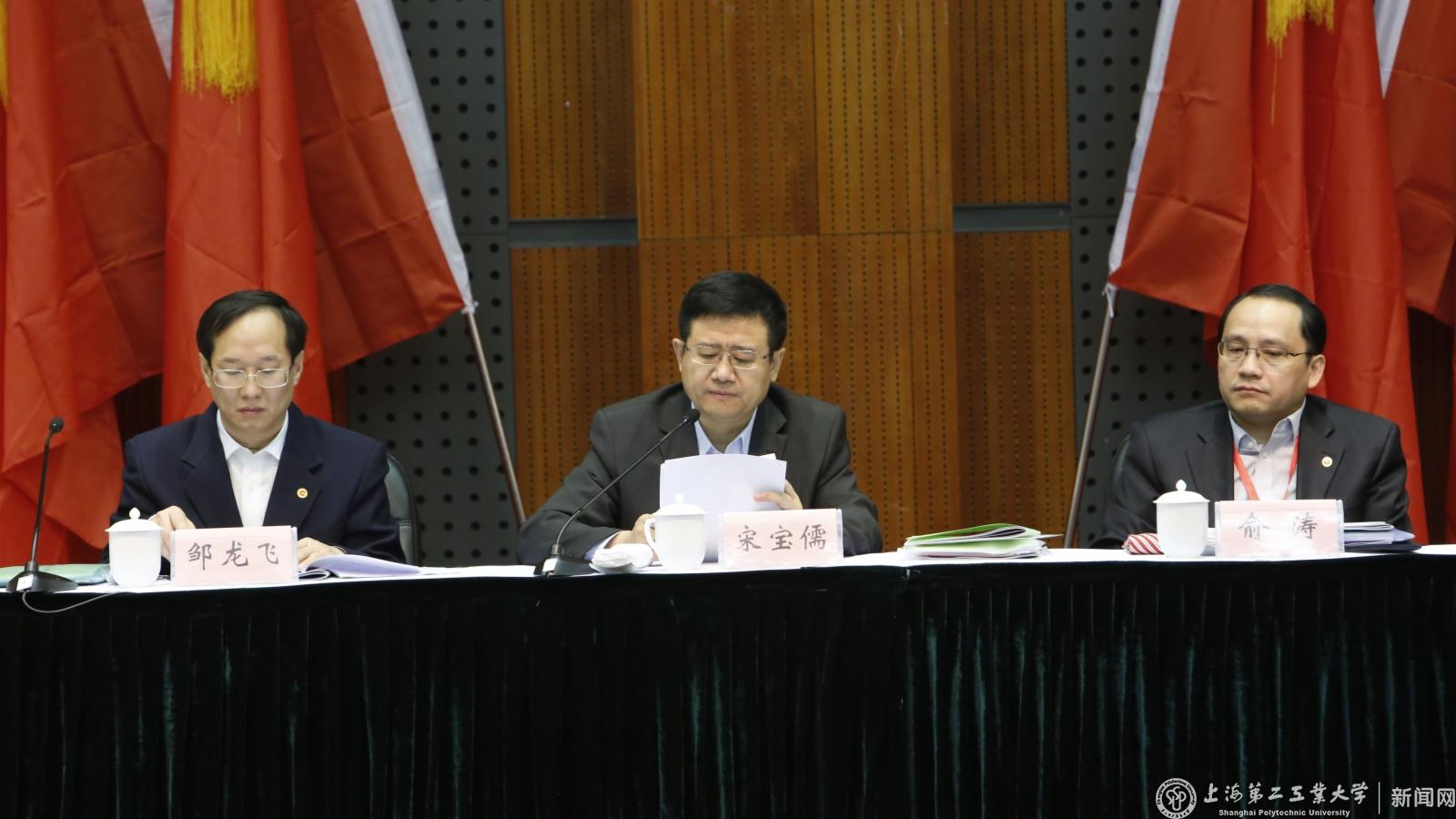 全校教职工必须紧紧围绕学校的总体思路和目标要求，坚持职业导向，在传承中创新，在突破中发展，围绕内涵发展、质量提升的工作要求，积极稳妥推进学校综合改革，全面提升学校核心竞争力。从现在起，我们都必须根据这些要求来开展工作。全校教职工都要积极参与其中并为之作出自己的贡献。