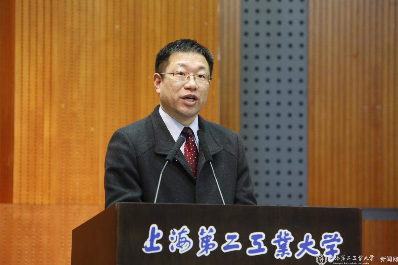听取和审议沈晓峰常务副主席作的校工会工作报告