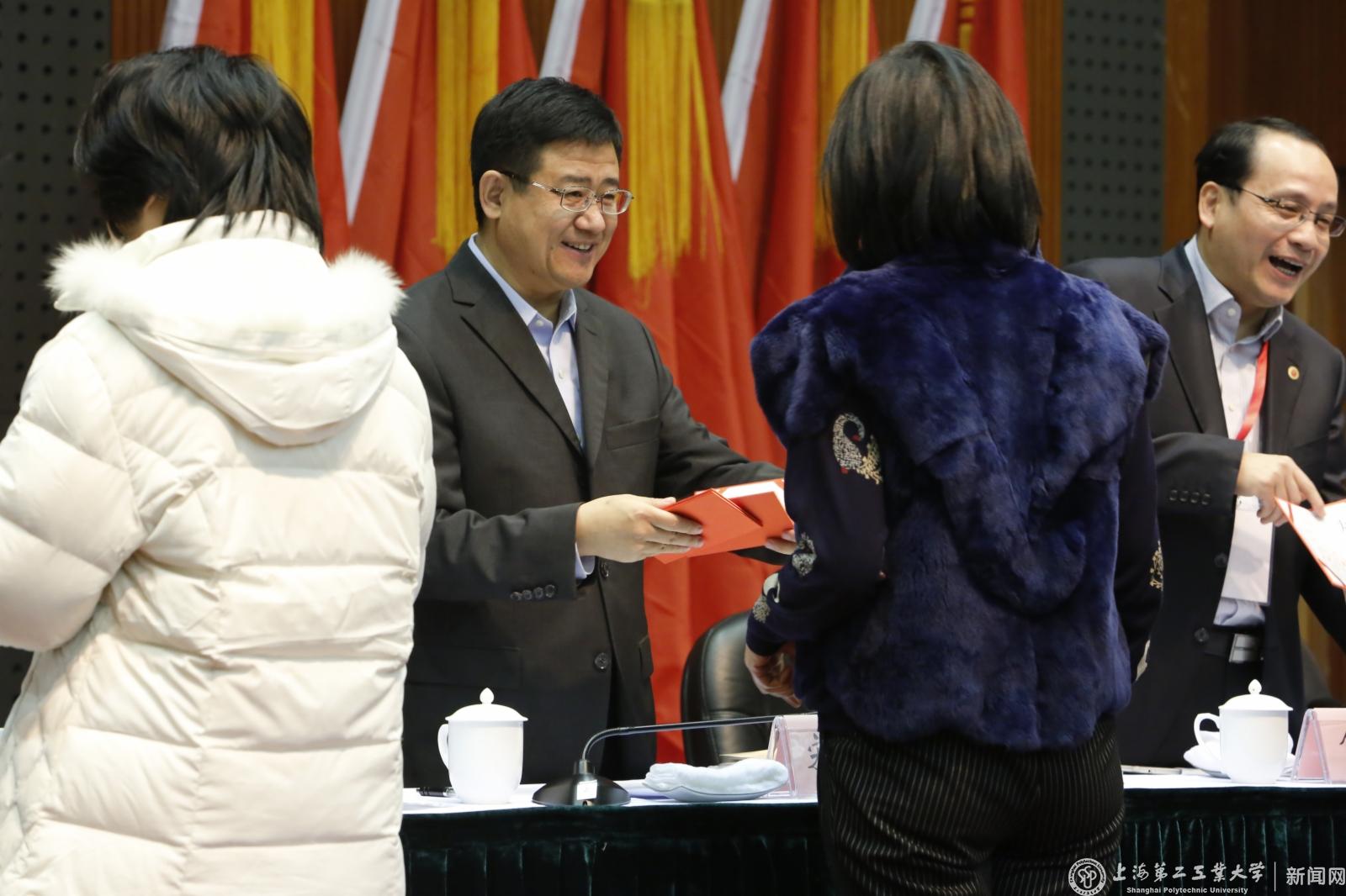 随后举行了30年教龄教师的颁证仪式。
