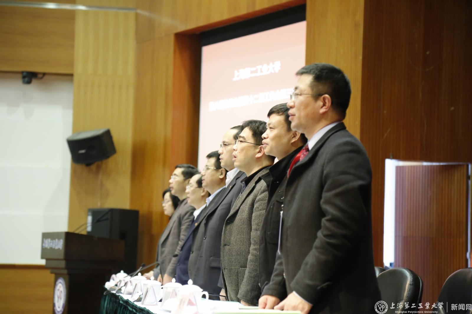 大会圆满完成各项议程，在《歌唱祖国》的歌声中结束。