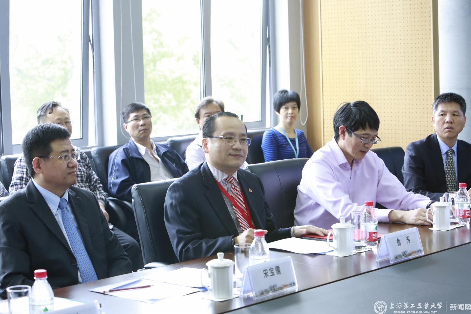 表示，LED技术是学校今后发展的一个重点方向，期待在中村修二教授的指导下，以“LED光通信联合实验室”为平台，不断深化与行业、企业的合作和交流，努力形成令业界刮目相看的科技成果